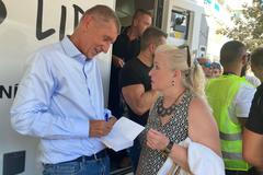 Andrej Babiš dává jeden z mnoha podpisů svým příznivcům v Ústí nad Labem