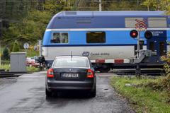 ČD, železnice, železniční přejezd, auto, vlak