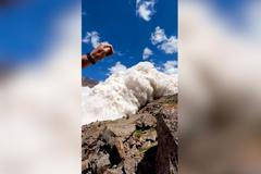 "Bože můj." Muž natáčel lavinu i v okamžiku, když už se valila přes něj