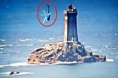 Vrtulník se řítil střemhlav ke skaliskům známého bretaňského majáku. Do nárazu chyběly metry