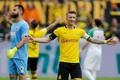 fotbal, německá liga 2019/2020, Dortmund - Augsburg. Tomáš Koubek inkasoval, Marco Reus slaví
