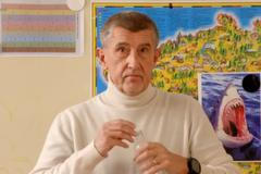 Babiš před tabulí: Co na něj říkaly děti? A co se dělo mimo kamery? Sledujte DVTV