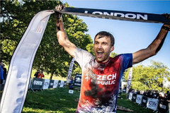 Richard Hynek slaví titul evropského šampiona ve Spartan Race
