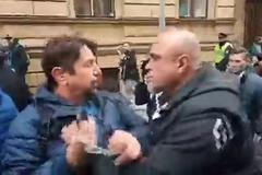 Demonstranti napadli reportéra Aktuálně.cz Radka Bartoníčka