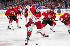 Matyáš Šapovaliv proti Kanaďanům v semifinále MS juniorů 2022