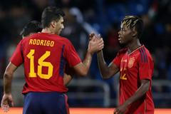 Nico Williams (vpravo) slaví první gól v dresu španělské reprezentace