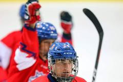 Český hokejový útočník Matyáš Šapovaliv