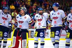 Radost hokejistů Českých Budějovic v sezoně 2022/23 (uprostřed brankář Dominik Hrachovina a kapitán Milan Gulaš)