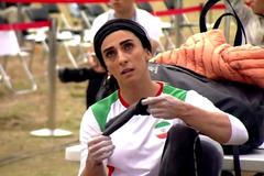 Hrdinkou proti své vůli? Íránku vítal nadšený dav, ona ale úmyslné sejmutí hidžábu odmítá