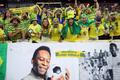 Brazilští fanoušci s transparentem se snímky Pelého před osmifinále MS 2022 Brazílie - Jižní Korea