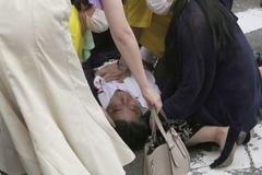 Záběry atentátu. Útočník střílí podomácku vyrobenou zbraní na japonského expremiéra Šinzóa Abeho