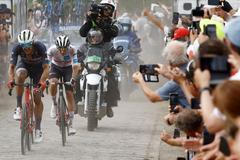 Jasper Stuyven a Tadej Pogačar v páté etapě Tour 2022