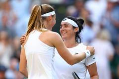 Wimbledon 2022, čtvrtfinále (Bouzková, Džabúrová)