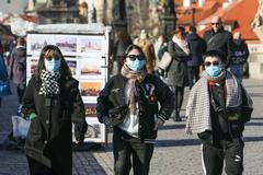 Ilustrační foto - lidé, Praha, koronavirus, pandemie, covid-19, rouška, respirátor, turisté