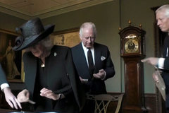 Rozčilený král Karel III. si stěžuje na vyteklé pero