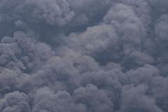 Automobil ujíždí z Lysyčanku, v pozadí dým ze zasažené ropné rafinerie.