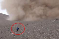 Turisté stáli na okraji vulkánu, když došlo k erupci. Svůj riskantní útěk natočili