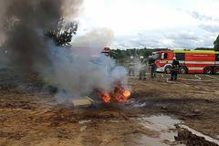 Hasiči trénují hašení akumulátoru elektromobilu