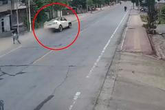 Tesla se zběsile řítila čínskými ulicemi, ukazují záběry