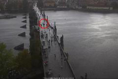 Řidič Audi se objevil uprostřed Karlova mostu. Lidé museli uskakovat