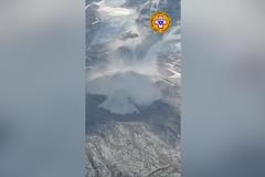 Zhroucení ledovce v italských Alpách natočili lidí z protějšího hřebene