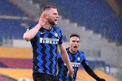 17. kolo italské fotbalové ligy 2020/21, AS Řím - Inter Milán: Hostující Milan Škriniar slaví gól