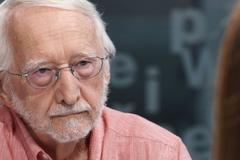 Ukradený důchod nebo vypuzení z domu. Seniorlinka řeší případ denně, říká zakladatel