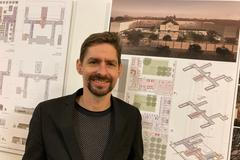 Spolumajitel vítězné firmy, architekt Jiří Opočenský, před vybraným návrhem v Uherském Hradišti.