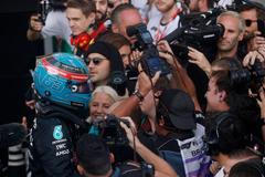 George Russell z Mercedesu slaví triumf v kvalifikačním sprintu na GP Brazílie F1 2022