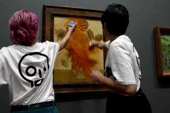 Klimatické aktivistky ušpinily rajčatovou polévkou van Goghův obraz Slunečnice