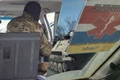 Čech ošetřuje ukrajinské vojáky v Bachmutu. Jak se operuje s raketami nad hlavou?