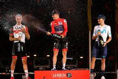 Stupně vítězů Vuelty 2022: zleva Enric Mas, vítěz Remco Evenepoel a Juan Ayuso