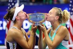 Barbora Krejčíková a Kateřina Siniaková slaví triumf na US Open 2022