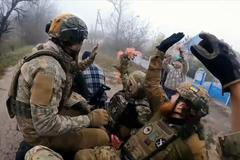 Rusové prchají po svých, Ukrajince vítají s květinami. Jak probíhá osvobozování Chersonu