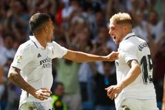 Dani Ceballos a Federico Valverde slaví gól Realu Madrid proti Mallorce ve španělské lize