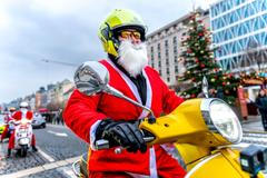 Santa Clausové na Vespách