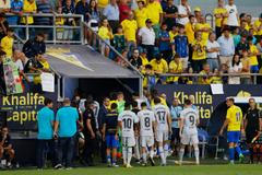 Hráči Cádiz a Barcelony během přestávky, během níž byl v hledišti oživování fanoušek