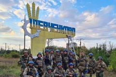 Ukrajinští vojáci pózují v sobotu 10.září v osvobozeném městě Ševčenkove.