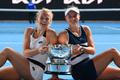 Barbora Krejčíková a Kateřina Siniaková slaví s trofejí pro vítězky Australian Open 2022