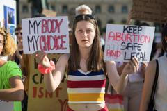 Pochod Amnesty International proti rozhodnutí amerického nejvyššího soudu v otázce potratů