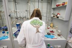 Laboratoř Vysoká škola chemicko-technologická, výzkum, věda, příroda, strom, ekologie, Akademie věd, chemie, fyzika, biologie, vědec, vědkyně, laborant