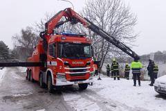 Hasiči, vyproštění automobilu, rybník, Kyjský rybník