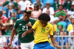Jesús Gallardo a Willian v zápase Mexiko - Brazílie na MS 2018