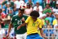 Jesús Gallardo a Willian v zápase Mexiko - Brazílie na MS 2018