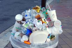 Plasty, odpad, koš, ilustrační