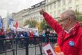 Šéf odborů Josef Středula zdraví účastníky sobotní odborářské demonstrace proti chudobě