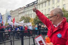 Šéf odborů Josef Středula zdraví účastníky sobotní odborářské demonstrace proti chudobě