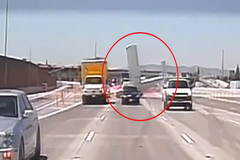 Dramatická situace v Kalifornii. Letadlo přistálo na dálnici, narazilo do náklaďáku a začalo hořet