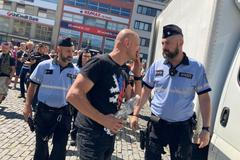 Policisté zadrželi jednoho z účastníků mítinku Andreje Babiše, který napadal jednoho z protestujících, který pískal na píšťalku.