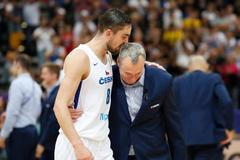 Tomáš Satoranský a Ronen Ginzburg slaví vítězství v zápase ME basketbalistů 2022 v Praze